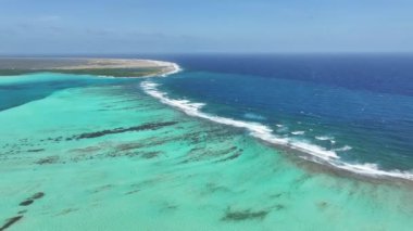 Hollanda 'nın Bonaire Antilleri' ndeki Kralendijk 'te Sorobon Plajı. Plaj manzarası. Karayip Adası. Bonaire Hollanda Antilleri 'nde Kralendijk. Deniz Burnu Açık Hava. Doğa Turizmi.