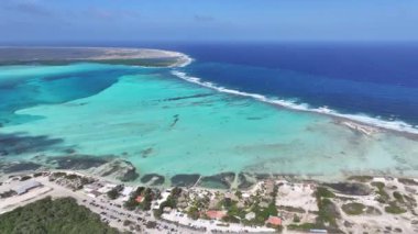 Hollanda 'nın Bonaire Antilleri' ndeki Kralendijk 'te Sorobon Plajı. Plaj manzarası. Karayip Adası. Bonaire Hollanda Antilleri 'nde Kralendijk. Deniz Burnu Açık Hava. Doğa Turizmi.