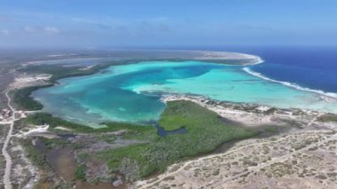 Hollanda 'nın Bonaire Antilleri' ndeki Kralendijk 'te Sorobon Plajı. Plaj manzarası. Karayip Adası. Bonaire Hollanda Antilleri 'nde Kralendijk. Deniz Burnu Açık Hava. Doğa Turizmi.