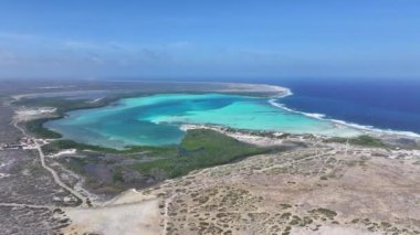 Bonaire Hollanda Antilleri 'ndeki Kralendijk' te Karayip Skyline 'ı. Ada Sahili. Mavi Deniz Manzarası. Bonaire Hollanda Antilleri 'nde Kralendijk. Turizm arka planı. Doğa Deniz Burnu.