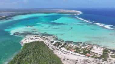 Bonaire Hollanda Antilleri 'ndeki Kralendijk' te Karayip Skyline 'ı. Ada Sahili. Mavi Deniz Manzarası. Bonaire Hollanda Antilleri 'nde Kralendijk. Turizm arka planı. Doğa Deniz Burnu.