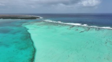 Hollanda 'nın Bonaire Antilleri' ndeki Kralendijk 'te Sorobon Plajı. Ada Sahili. Mavi Deniz Manzarası. Bonaire Hollanda Antilleri 'nde Kralendijk. Turizm arka planı. Doğa Deniz Burnu.