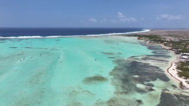 Hollanda 'nın Bonaire Antilleri' ndeki Kralendijk 'te Sorobon Plajı. Ada Sahili. Mavi Deniz Manzarası. Bonaire Hollanda Antilleri 'nde Kralendijk. Turizm arka planı. Doğa Deniz Burnu.