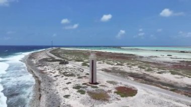 Bonaire Hollanda Antilleri 'ndeki Kralendijk' teki Bonaire Deniz Feneri. Plaj manzarası. Karayip Adası. Bonaire Hollanda Antilleri 'nde Kralendijk. Deniz Burnu Açık Hava. Doğa Turizmi.