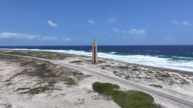 Bonaire Hollanda 'daki Kralendijk Deniz Feneri Bonaire Antilleri. Ada Sahili. Mavi Deniz Manzarası. Bonaire Hollanda Antilleri 'nde Kralendijk. Turizm arka planı. Doğa Deniz Burnu.