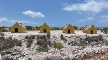 Hollanda 'nın Bonaire Antilleri' ndeki Kralendijk 'te Kırmızı Köle Kulübeleri. Ada Sahili. Mavi Deniz Manzarası. Bonaire Hollanda Antilleri 'nde Kralendijk. Turizm arka planı. Doğa Deniz Burnu.