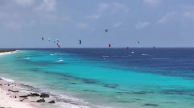 Bonaire Hollanda Antilleri 'ndeki Kralendijk' te uçurtma sörfü. Su sporları. Plaj manzarası. Bonaire Hollanda Antilleri 'nde Kralendijk. Turizm arka planı. Doğa Deniz Burnu.