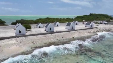 Bonaire Hollanda Antilleri 'ndeki Kralendijk' teki Köle Kulübeleri. Ada Sahili. Mavi Deniz Manzarası. Bonaire Hollanda Antilleri 'nde Kralendijk. Turizm arka planı. Doğa Deniz Burnu.