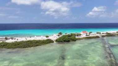 Bonaire Hollanda Antilleri 'ndeki Kralendijk' teki Köle Kulübeleri. Plaj manzarası. Karayip Adası. Bonaire Hollanda Antilleri 'nde Kralendijk. Deniz Burnu Açık Hava. Doğa Turizmi.