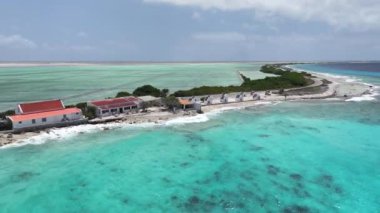 Bonaire Hollanda Antilleri 'ndeki Kralendijk' teki Köle Kulübeleri. Ada Sahili. Mavi Deniz Manzarası. Bonaire Hollanda Antilleri 'nde Kralendijk. Turizm arka planı. Doğa Deniz Burnu.