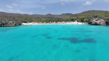 Hollanda, Willemstad 'daki Kenepa Grandi Plajı Curacao. Plaj manzarası. Karayip Adası. Hollanda 'daki Willemstad Curacao. Deniz Burnu Açık Hava. Doğa Turizmi.