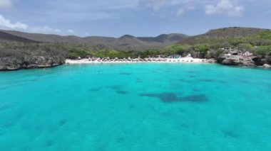 Hollanda, Willemstad 'daki Kenepa Grandi Plajı Curacao. Plaj manzarası. Karayip Adası. Hollanda 'daki Willemstad Curacao. Deniz Burnu Açık Hava. Doğa Turizmi.