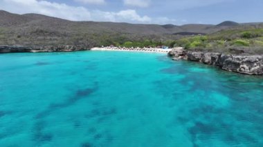 Hollanda, Willemstad 'daki Kenepa Grandi Plajı Curacao. Ada Sahili. Mavi Deniz Manzarası. Hollanda 'daki Willemstad Curacao. Turizm arka planı. Doğa Deniz Burnu.