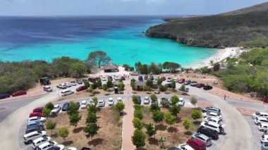 Hollanda, Willemstad 'daki Kenepa Grandi Plajı Curacao. Ada Sahili. Mavi Deniz Manzarası. Hollanda 'daki Willemstad Curacao. Turizm arka planı. Doğa Deniz Burnu.