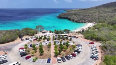 Hollanda, Willemstad 'daki Kenepa Grandi Plajı Curacao. Ada Sahili. Mavi Deniz Manzarası. Hollanda 'daki Willemstad Curacao. Turizm arka planı. Doğa Deniz Burnu.