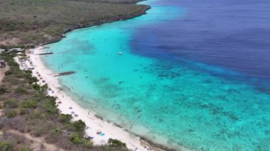 Hollanda 'daki Willemstad' da Porto Marie Plajı Curacao. Ada Sahili. Mavi Deniz Manzarası. Hollanda 'daki Willemstad Curacao. Turizm arka planı. Doğa Deniz Burnu.