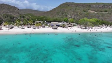 Hollanda, Willemstad 'daki Cas Abao Plajı Curacao. Ada Sahili. Mavi Deniz Manzarası. Hollanda 'daki Willemstad Curacao. Turizm arka planı. Doğa Deniz Burnu.