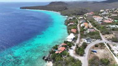 Hollanda, Willemstad 'daki Cas Abao Plajı Curacao. Ada Sahili. Mavi Deniz Manzarası. Hollanda 'daki Willemstad Curacao. Turizm arka planı. Doğa Deniz Burnu.