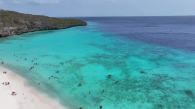 Hollanda, Willemstad 'daki Cas Abao Plajı Curacao. Ada Sahili. Mavi Deniz Manzarası. Hollanda 'daki Willemstad Curacao. Turizm arka planı. Doğa Deniz Burnu.