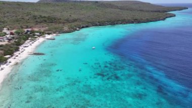 Hollanda 'daki Willemstad' da Porto Marie Plajı Curacao. Ada Sahili. Mavi Deniz Manzarası. Hollanda 'daki Willemstad Curacao. Turizm arka planı. Doğa Deniz Burnu.