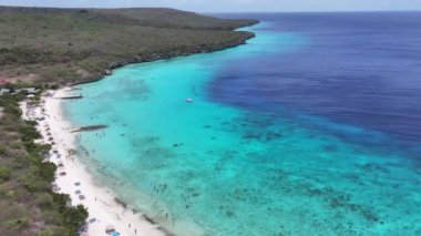 Hollanda 'daki Willemstad' da Porto Marie Plajı Curacao. Ada Sahili. Mavi Deniz Manzarası. Hollanda 'daki Willemstad Curacao. Turizm arka planı. Doğa Deniz Burnu.