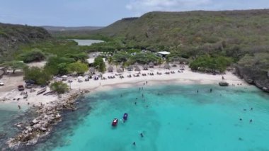 Hollanda, Willemstad 'daki Daaibooi Plajı Curacao. Ada Sahili. Mavi Deniz Manzarası. Hollanda 'daki Willemstad Curacao. Turizm arka planı. Doğa Deniz Burnu.