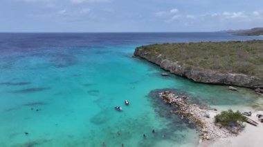 Hollanda, Willemstad 'daki Daaibooi Plajı Curacao. Ada Sahili. Mavi Deniz Manzarası. Hollanda 'daki Willemstad Curacao. Turizm arka planı. Doğa Deniz Burnu.