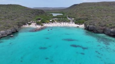 Hollanda, Willemstad 'daki Daaibooi Plajı Curacao. Ada Sahili. Mavi Deniz Manzarası. Hollanda 'daki Willemstad Curacao. Turizm arka planı. Doğa Deniz Burnu.