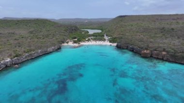 Hollanda, Willemstad 'daki Daaibooi Plajı Curacao. Plaj manzarası. Karayip Adası. Hollanda 'daki Willemstad Curacao. Deniz Burnu Açık Hava. Doğa Turizmi.