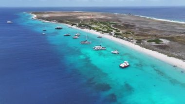 Klein Curacao Hollanda 'daki Willemstad' da. Ada Sahili. Mavi Deniz Manzarası. Hollanda 'daki Willemstad Curacao. Turizm arka planı. Doğa Deniz Burnu.