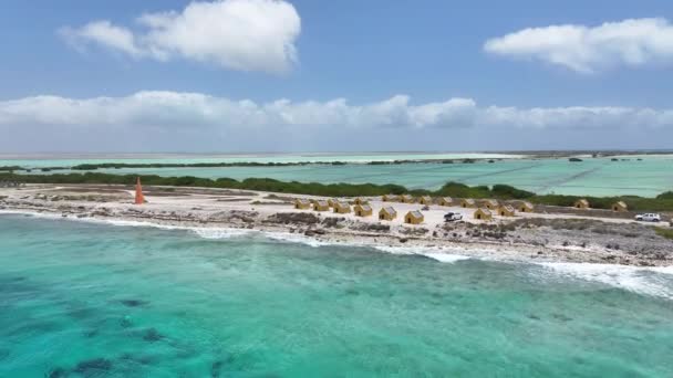 Red Slave Huts Kralendijk Bonaire Nederländska Antillerna Island Beach Blå — Stockvideo