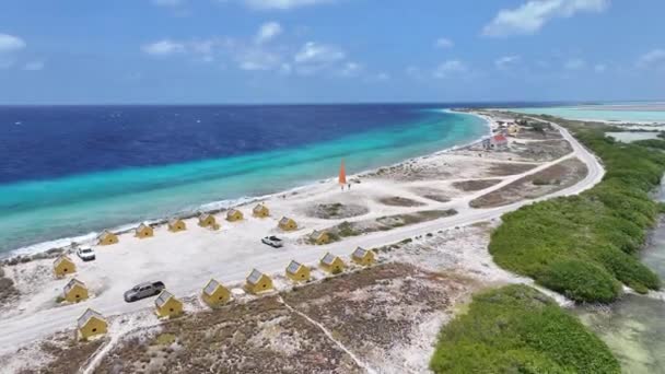 Red Slave Huts Kralendijk Bonaire Nederländska Antillerna Island Beach Blå — Stockvideo