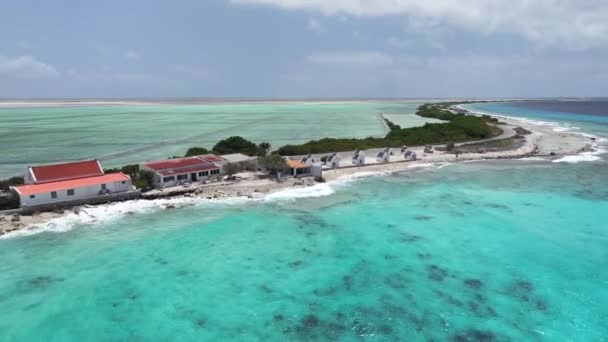 Gamla Slave Huts Kralendijk Bonaire Nederländska Antillerna Island Beach Blå — Stockvideo