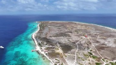 Klein Curacao Hollanda 'daki Willemstad' da. Ada Sahili. Mavi Deniz Manzarası. Hollanda 'daki Willemstad Curacao. Turizm arka planı. Doğa Deniz Burnu.