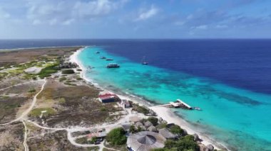 Klein Curacao Hollanda 'daki Willemstad' da. Ada Sahili. Mavi Deniz Manzarası. Hollanda 'daki Willemstad Curacao. Turizm arka planı. Doğa Deniz Burnu.