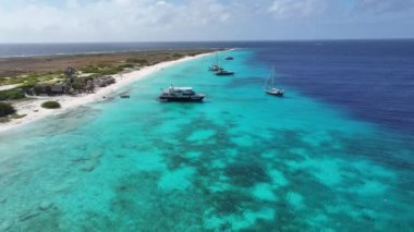 Klein Curacao Hollanda 'daki Willemstad' da. Ada Sahili. Mavi Deniz Manzarası. Hollanda 'daki Willemstad Curacao. Turizm arka planı. Doğa Deniz Burnu.