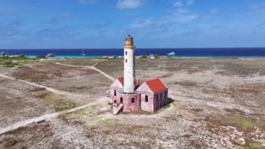 Hollanda 'daki Willemstad Curacao' daki Klein Curacao Deniz Feneri. Ada Sahili. Mavi Deniz Manzarası. Hollanda 'daki Willemstad Curacao. Turizm arka planı. Doğa Deniz Burnu.