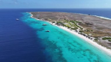 Klein Curacao Hollanda 'daki Willemstad' da. Ada Sahili. Mavi Deniz Manzarası. Hollanda 'daki Willemstad Curacao. Turizm arka planı. Doğa Deniz Burnu.