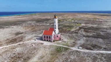 Hollanda 'daki Willemstad Curacao' daki Klein Curacao Deniz Feneri. Ada Sahili. Mavi Deniz Manzarası. Hollanda 'daki Willemstad Curacao. Turizm arka planı. Doğa Deniz Burnu.