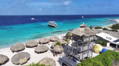 Klein Curacao Hollanda 'daki Willemstad' da. Ada Sahili. Mavi Deniz Manzarası. Hollanda 'daki Willemstad Curacao. Turizm arka planı. Doğa Deniz Burnu.