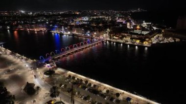 Curacao Skyline Willemstad Curacao 'daki Punda' da. Şehir manzarası Skyline. Şehir merkezinde gece. Punda, Willemstad Curacao 'da. Yüzen Köprü Simgesi. Parlak Binalar.