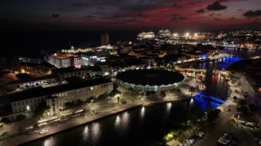 Curacao Skyline, Willemstad Curacao 'daki Otrobanda' da. Şehir manzarası Skyline. Şehir merkezinde gece. Otrobanda, Willemstad Curacao 'da. Yüzen Köprü Simgesi. Parlak Binalar.