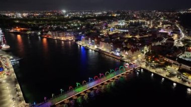 Willemstad Curacao 'daki Otrobanda' da gece vakti. Şehir manzarası Skyline. Şehir merkezinde gece. Otrobanda, Willemstad Curacao 'da. Yüzen Köprü Simgesi. Parlak Binalar.