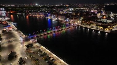 Curacao Skyline Willemstad Curacao 'daki Punda' da. City Night Scape 'de. Şehir merkezinde gece. Punda, Willemstad Curacao 'da. Yüzen Köprü Simgesi. Binalar Skyline.