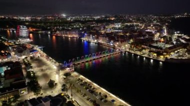 Gece Punda 'da, Willemstad Curacao' da. City Night Scape 'de. Şehir merkezinde gece. Punda, Willemstad Curacao 'da. Yüzen Köprü Simgesi. Binalar Skyline.
