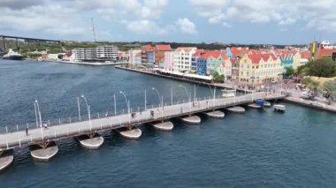 Willemstad Curacao 'daki Otrobanda' da şehir merkezinde. Karayip Adası. Skyline şehir merkezinde. Otrobanda, Willemstad Curacao 'da. Yüzen Köprü Simgesi. Renkli Binalar.