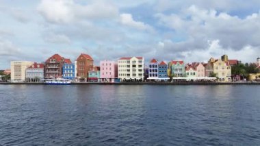 Willemstad Curacao 'daki Otrobanda' da şehir merkezinde. Karayip Adası. Skyline şehir merkezinde. Otrobanda, Willemstad Curacao 'da. Yüzen Köprü Simgesi. Renkli Binalar.