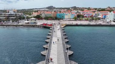 Willemstad Curacao 'daki Punda' da ünlü podyum yürüyüşü. Karayip Adası. Skyline şehir merkezinde. Punda, Willemstad Curacao 'da. Yüzen Köprü Simgesi. Renkli Binalar.