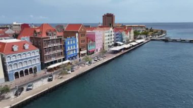 Willemstad Curacao 'daki Otrobanda' da şehir merkezinde. Karayip Adası. Skyline şehir merkezinde. Otrobanda, Willemstad Curacao 'da. Yüzen Köprü Simgesi. Renkli Binalar.