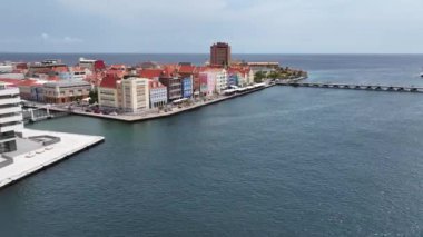 Curacao Skyline, Willemstad Curacao 'daki Otrobanda' da. Karayip Adası. Skyline şehir merkezinde. Otrobanda, Willemstad Curacao 'da. Yüzen Köprü Simgesi. Renkli Binalar.